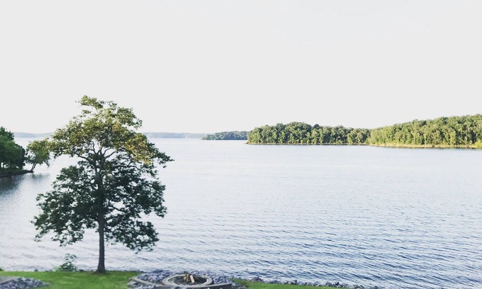Benton Condo | Beautiful Waterfront Condo with Pool and Boat Rentals
