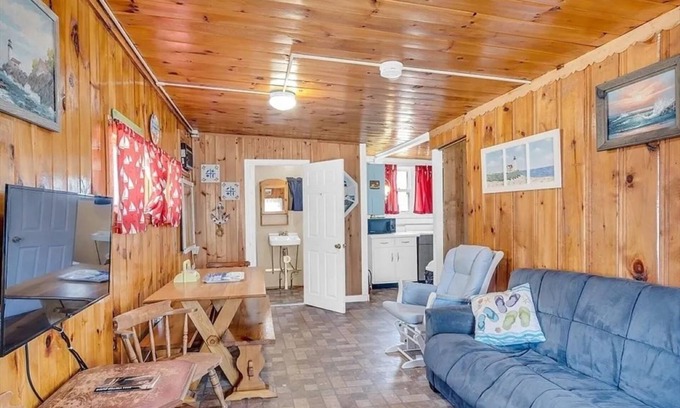 Hampton Cottage | Cozy Hampton Beach Cottage with Pool & Kitchen Amenities