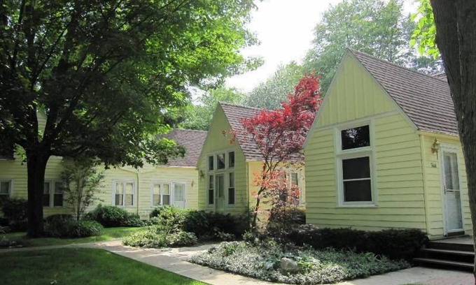 Union Pier House | Charming Cottage with Private Beach Access Near Union Pier