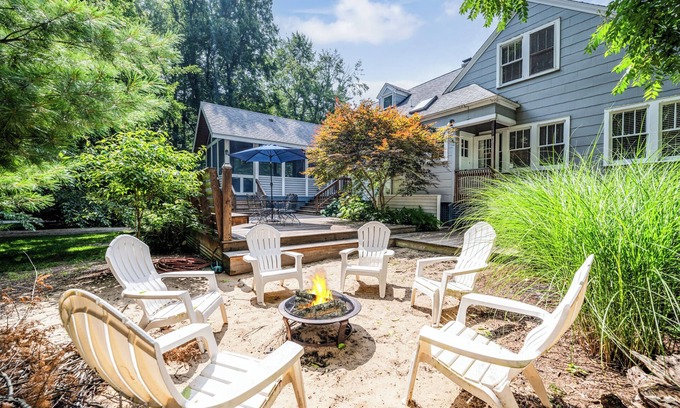 New Buffalo Cottage | Bright Union Pier Beach Cottage Steps from Lake Michigan