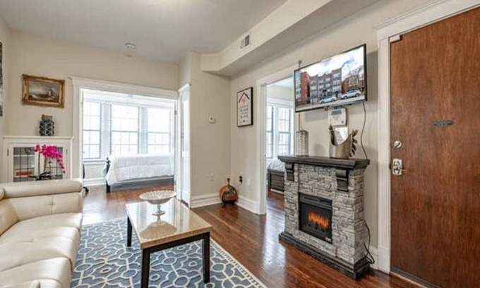 St. Louis House | Historic New Remodeled Delmar Loop Retreat with Spa & Breakfast