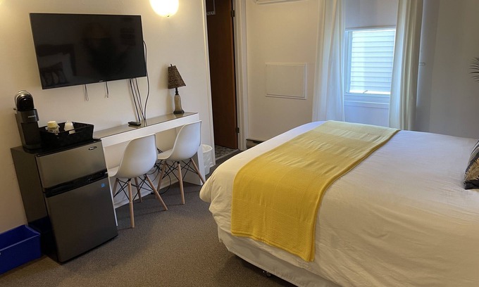 Port Elgin Hotel | Cozy Oceanfront Standard Room with Queen Bed