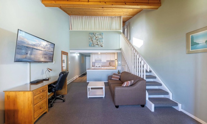 Regional District of Nanaimo Condo | #206 Upper Beach View Suite at Shorewater Resort, Qualicum Beach