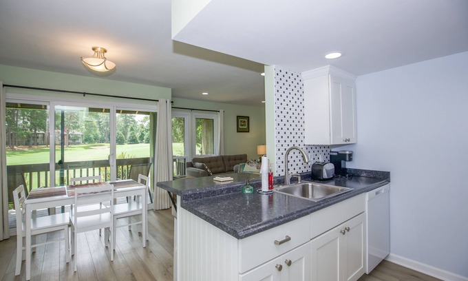 Pinehurst Condo | Cozy 207 Linville Gardens Condo with Kitchen & Breakfast