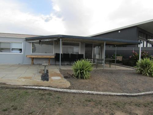 Muloowurtie House | Family-Friendly Retreat at 21 - Black Point, Pets Welcome!