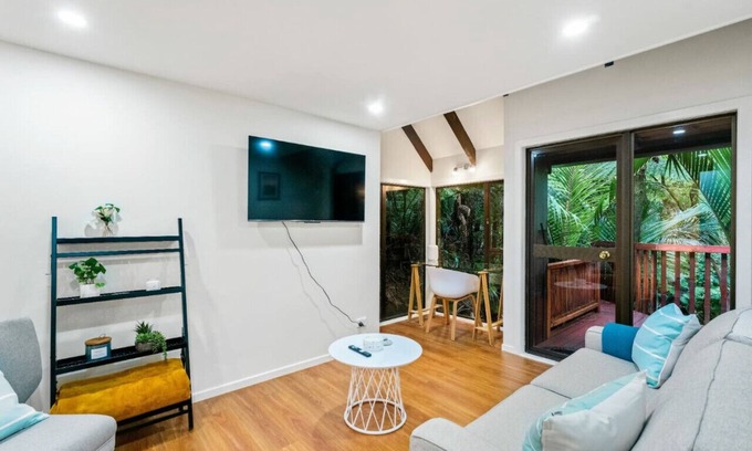 Titirangi Apartment | Discover a Cozy 1BR Retreat in Titirangi with WiFi & Spa
