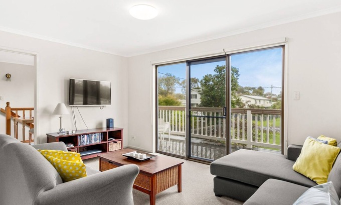 Ventnor House | Seaside Retreat at 21 Lyall Street - Steps to the Beach