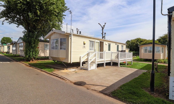 Felixstowe Cottage | 21 POPLAR AVENUE, pet friendly, with pool in Felixstowe, Suffolk