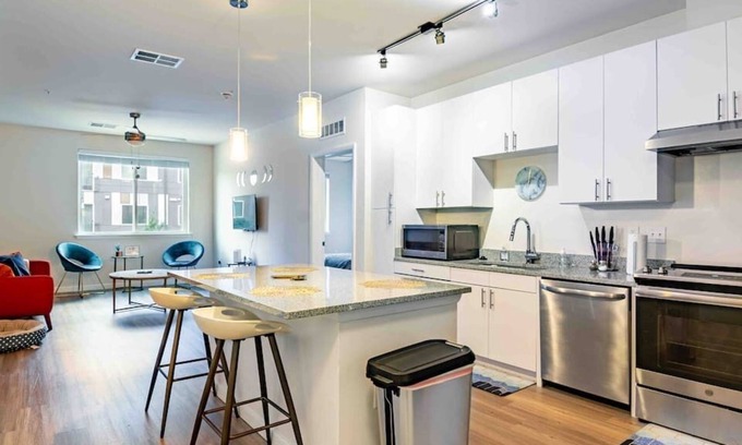 Downtown Baltimore Apartment | 210 · King Bed|🧑🦽accessible|UMMC|Free parking|We love 🐕🐈