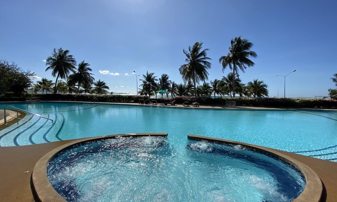 Na Chom Thian Apartment | Beachfront Retreat with Pool and Spa, Close to City