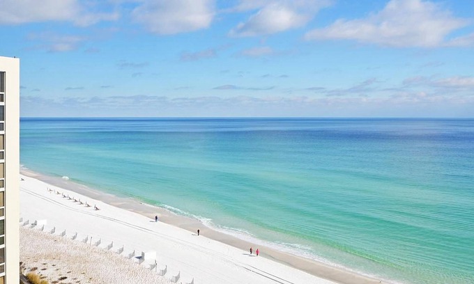 Holiday Isle Condo | Beachfront Haven: Newly Renovated Shoreline Towers Escape