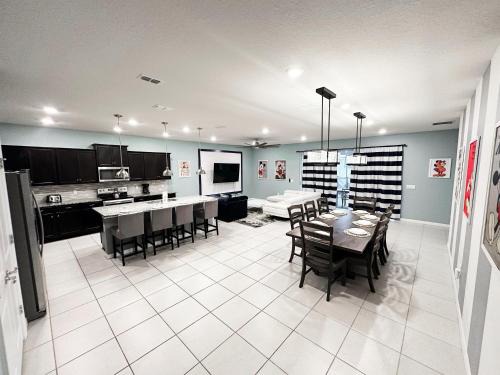 Davenport House | Family-Friendly Fun at Windsor Island Resort with Pool Access