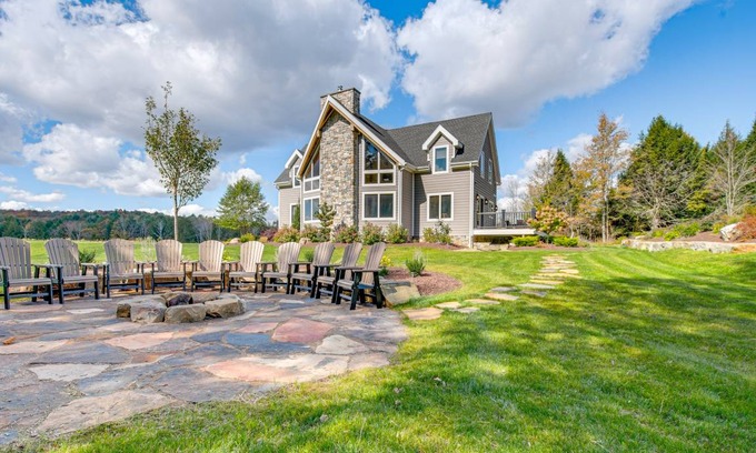 Granville Summit House | Spacious 4-Bedroom Lake View House for Family Getaways