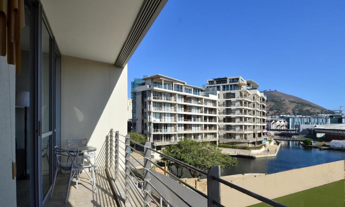 Victoria and Alfred Waterfront Apartment | Relax at 214 Harbour Bridge with Oceanfront Amenities