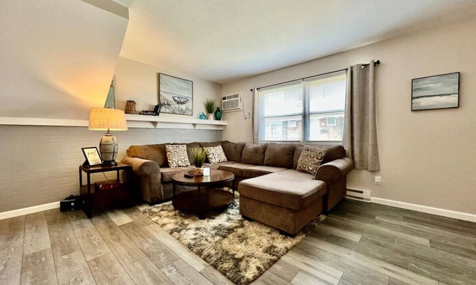 Franklin House | Stylish Franklin Flat with Kitchen & Breakfast Included