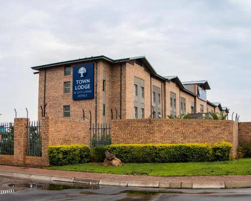 Gaborone Hotel | Family-Friendly Hotel for 10 with Pool & Restaurant