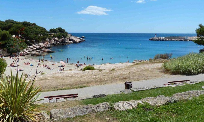 Martigues House | Comfortable 2-Bedroom Mobile Home for Up to 4 Guests