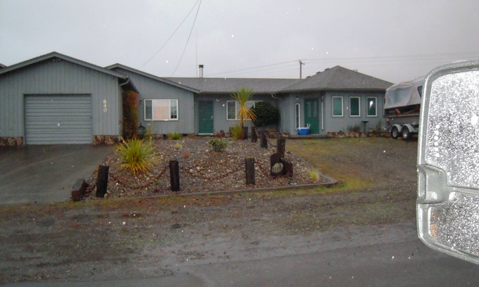 Winchester Bay House | Inviting Winchester Bay Home with Kitchen & Family-Friendly Perks
