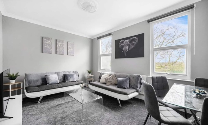 Cann Hall Apartment | 221 Dames Road E7 0EA · Long Stay 10%Off | WiFi | Parking | Sleeps 5