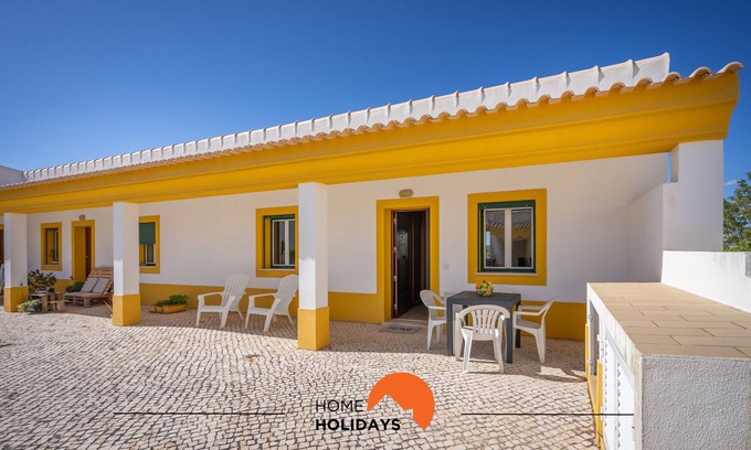 Correeira Apartment | Relaxing Outdoor Retreat with Pool and Spa Amenities