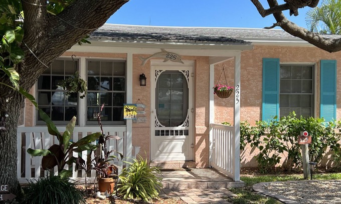 Cocoa Beach Cottage | Delightful Cocoa Beach Stay Cottages - Pet Friendly & Walk to Beach
