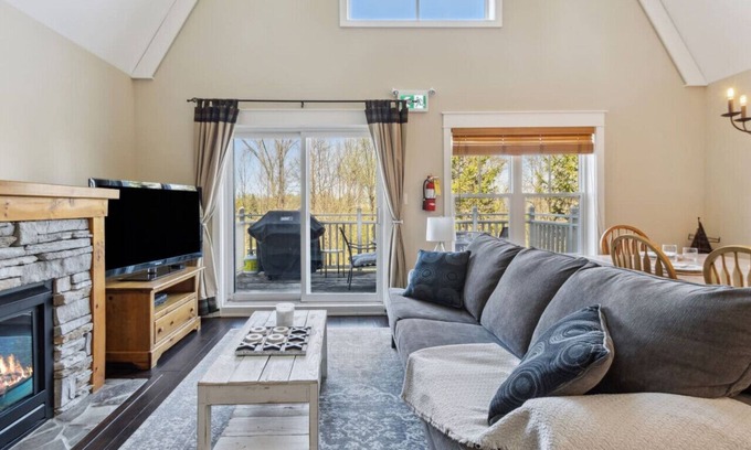 The Blue Mountains Condo | Snowbridge Getaway: Pool Access and Pet-Friendly Stay