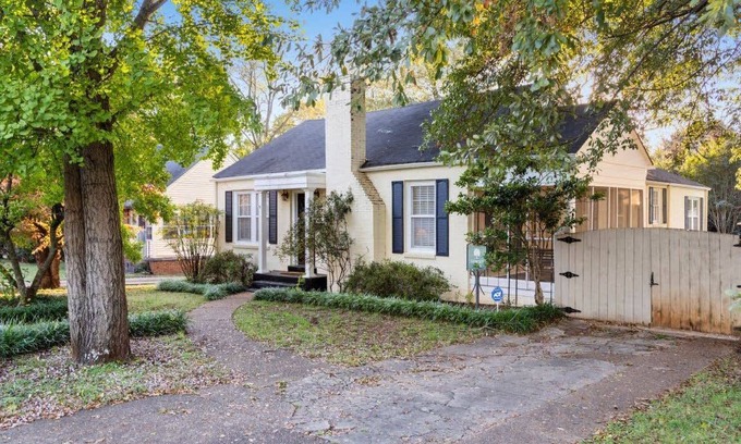 Huntsville House | Spacious House with Kitchen for 12 Guests in Ideal Location