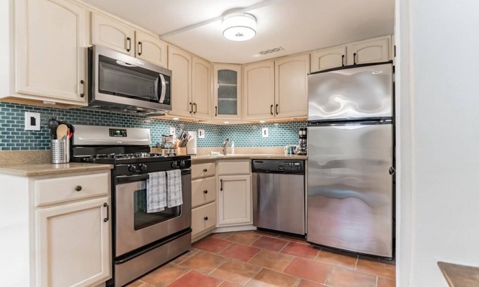 Southwark Apartment | Family-Friendly Stay at 229 Fulton St, Philadelphia