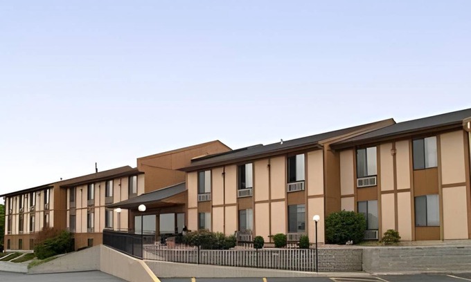 Hannibal Hotel | Cozy Hotel Room with Pool & Pet-Friendly Amenities