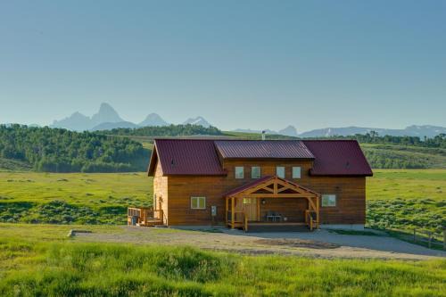 Felt House | Cozy Cabin with Hot Tub and Breathtaking Teton Views