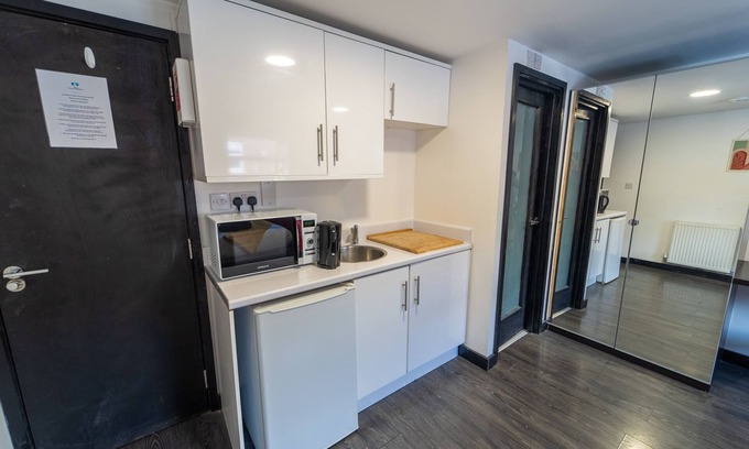 Selly Oak House | Prime 23 North Road Studios Near QE and UOB with Breakfast