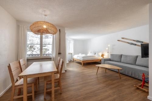 Vulpera Apartment | Stylish 2.5-Room Apartment with Sunny Balcony and Amenities