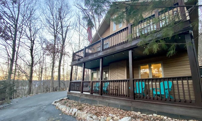 Massanutten House | Spacious 5-Bedroom Retreat with Pool & Mountain Views