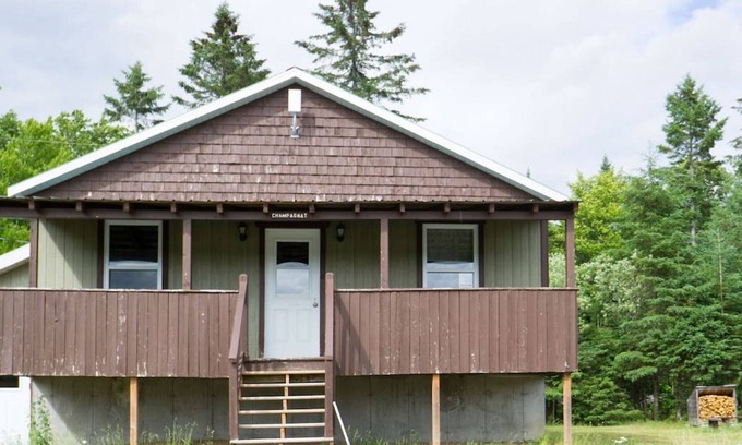 Saint-Gabriel-de-Valcartier Ski Chalet | Charming Cottage Champagnat: Family-Friendly Retreat