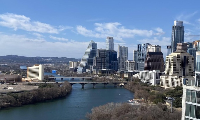 Rainey Street Historic District Condo | Scenic Lake-View Condo with Rooftop Pool & Gym