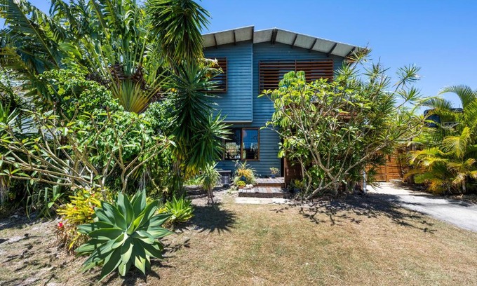 Yamba House | Top-Rated Getaway at 24 Beach Street: Pet-Friendly Haven