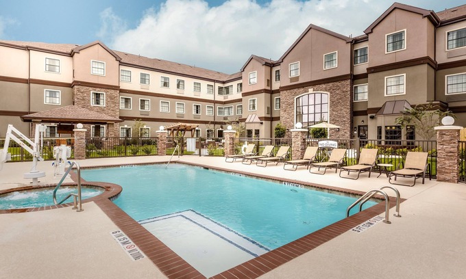 Spring Branch West Apartment | Business-Friendly Studio with Pool in Houston’s Energy Corridor