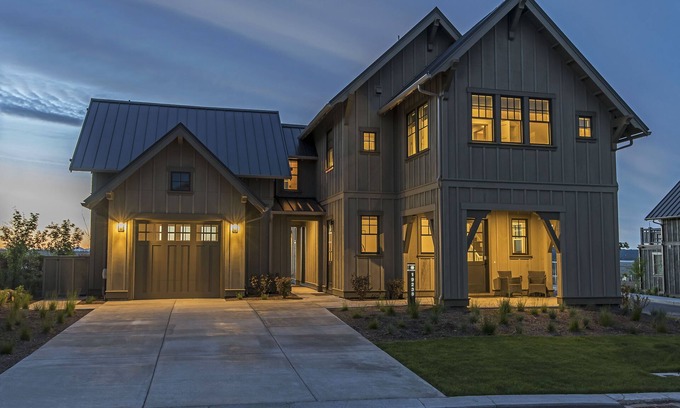 Bend House | Explore Nature Near Downtown - 24-Hour Staff & Amenities