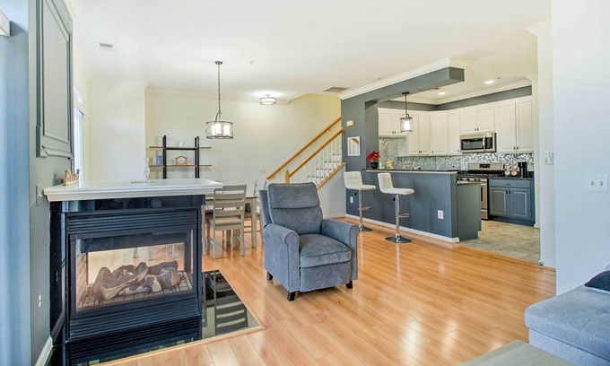 Woodbridge Condo | Woodbridge Condo: Pet-Friendly Retreat Near Washington DC