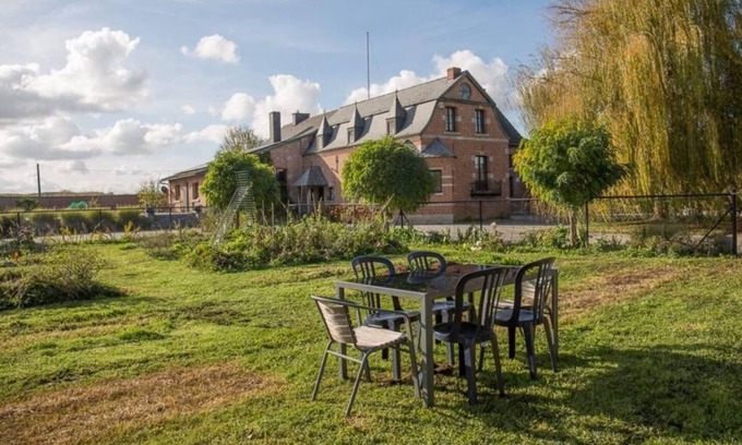 Leuze-en-Hainaut Bed & Breakfast | Beautiful Le Quesnoy Gardens: Family-Friendly Stay with Breakfast