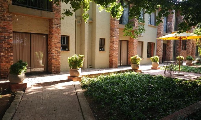 Ekurhuleni Hotel | Welcoming 24 Onvrey Guest House with Hot Tub & Dining
