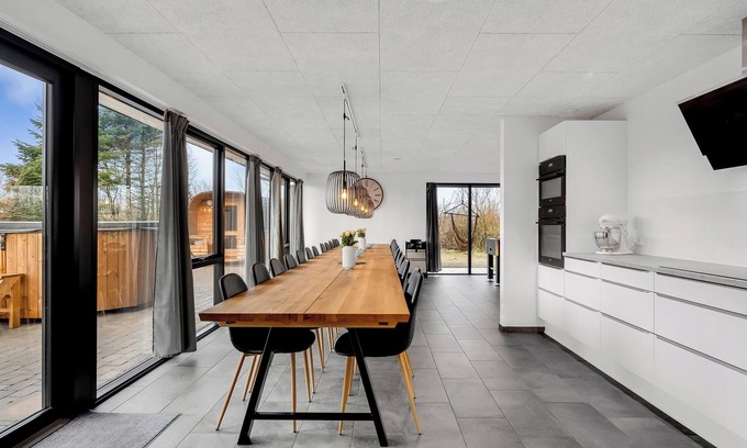 Vedersø Cottage | Spacious 9 Bedroom Retreat in Ulfborg with Spa & Pet Friendly