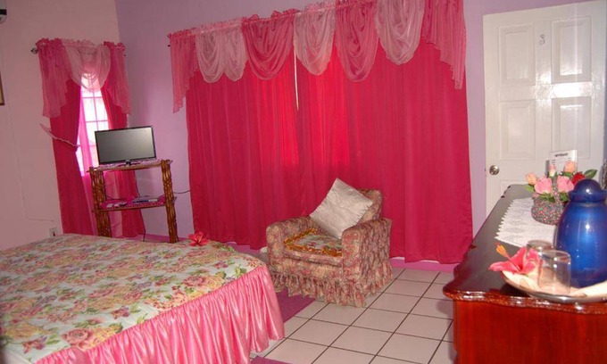 IronShore Estates Bed & Breakfast | Cozy Bed and Breakfast with Pool & Restaurant for 3 Guests