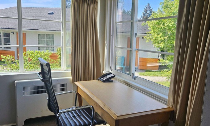 East Side Hotel | Welcoming 2400 Motel: Family-Friendly Stay with Breakfast