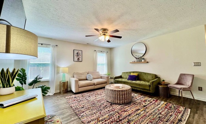 Monroe House | Perfect Getaway at Bailee's House - Pet Friendly & More
