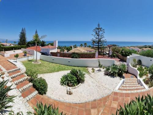 Puerto de la Duquesa Villa | Villa Joya de Guadalupe: Family-Friendly Haven with Pool