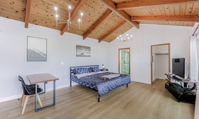 Sugarloaf Apartment | Perfect Getaway: Large Studio with Kitchenette & Deck