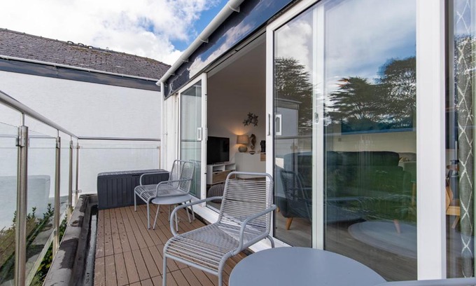 Saundersfoot Apartment | Coedrath Park: Sea Views, Steps to Beach & Family-Friendly