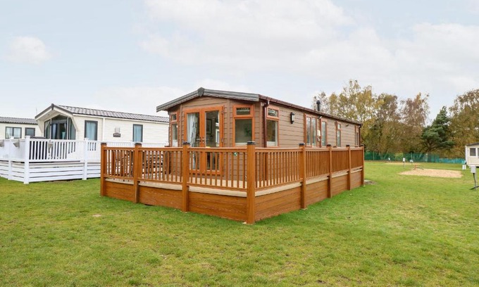 Hopton House | Experience 25 Foxburrow Hang: Pet-Friendly & Family Fun
