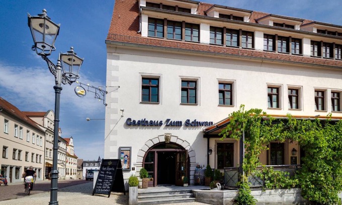 Oschatz Hotel | Charming 5-Star Hotel for 3 Guests with Pet-Friendly Amenities